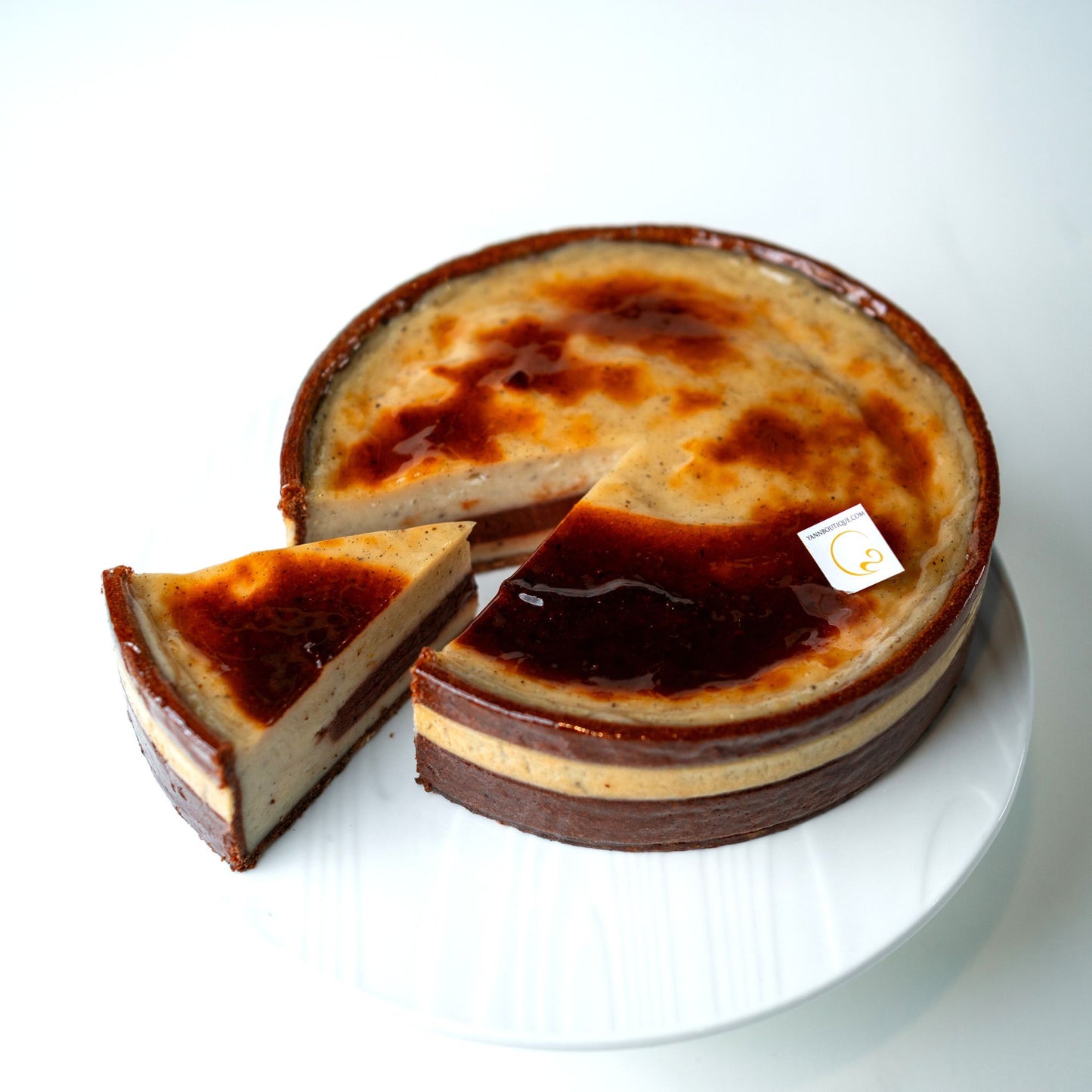 THE PARISFLAN
Enjoy vanilla bean custard with a dark chocolate raspberry ganache heart hugged by a chocolate and vanilla striped shortbread! 