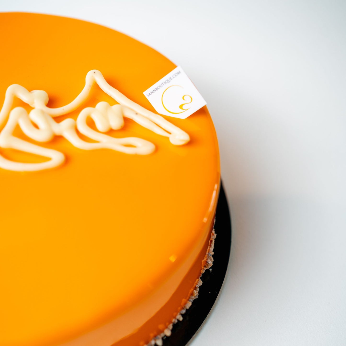 THREE SISTERS
Meet the layers that work so well together:
A coffee/caramel mousse, a tonka cremeux, some lovely orange marmelade all on a chocolate cake & almond feuilletine base.