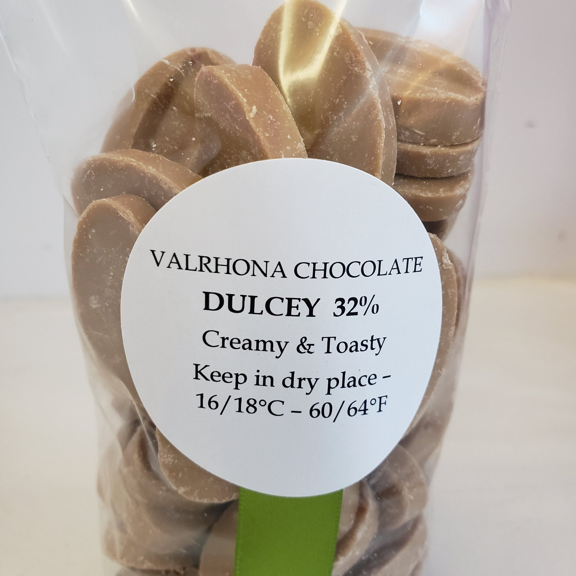 Dulcey, 32% creamy & toasty.   Smooth, creamy chocolate with a velvety and enveloping texture & a warm, blond color. The first notes are buttery, toasty & not too sweet, gradually giving way to the flavours of shortbread with a pinch of salt.