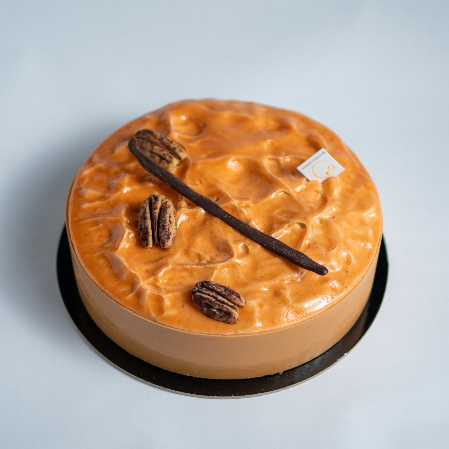 Round cake with pecan glaze and Dulce pecans