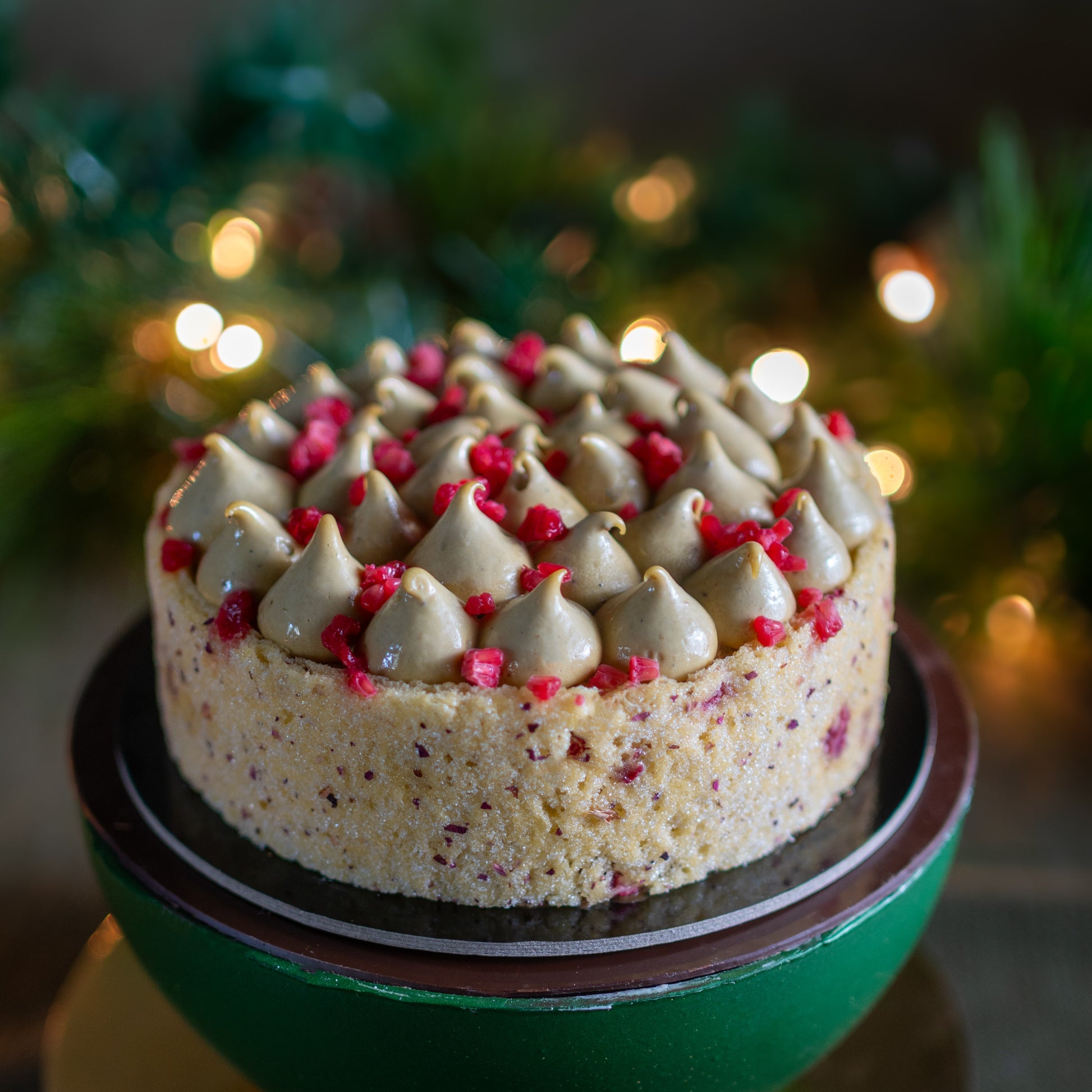 A celebration of pistachio and citrus. Merry features pistachio chantilly, pistachio cake, orange blossom crème brûlée, raspberry–lemon biscuit, and pistachio feuilletine crunch. Finished with festive treats including an orange blossom marshmallow bowl and pistachio–raspberry pale