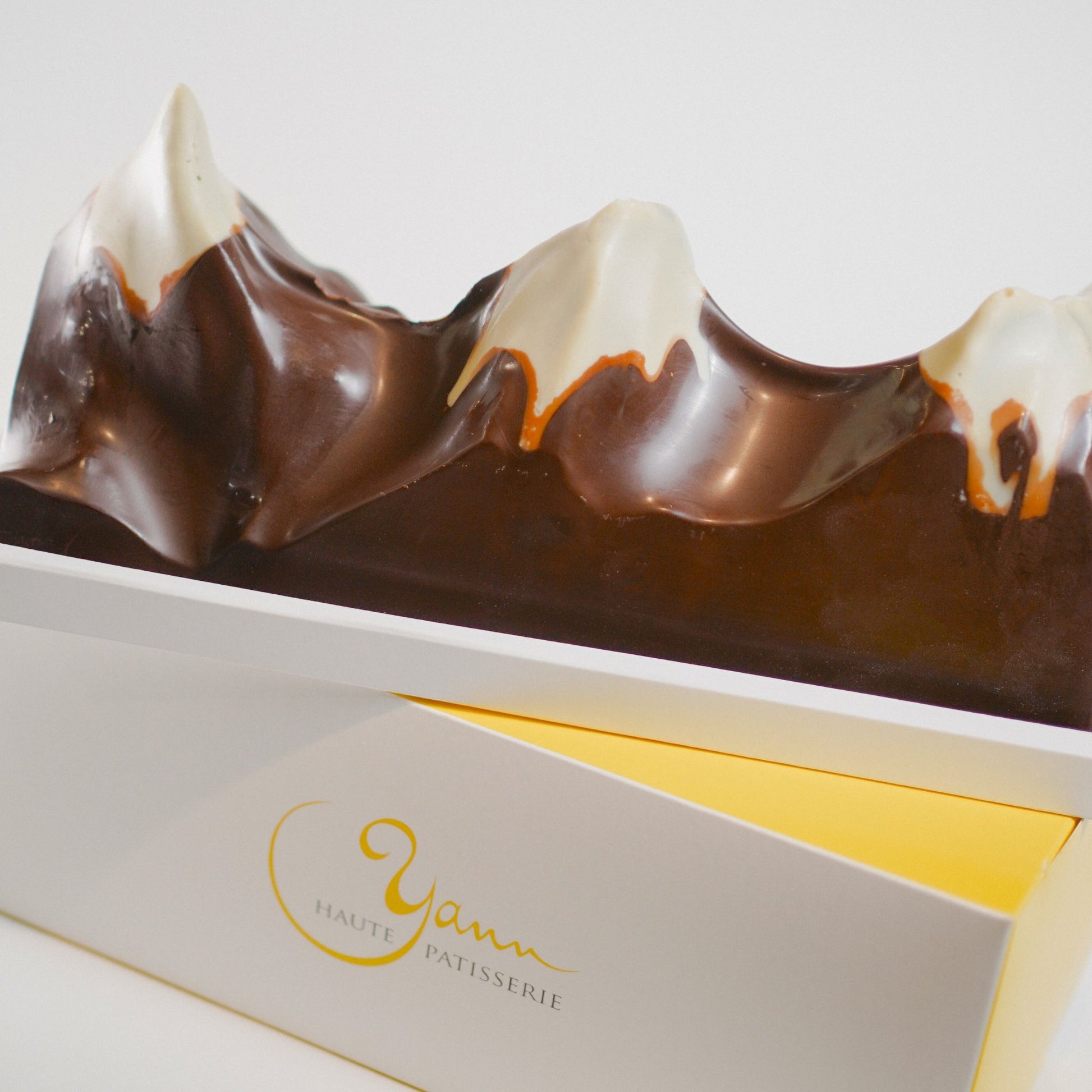 Inspired by the iconic Three Sisters mountains, this sculpted 450 g chocolate bar blends single-origin Valrhona Ghana dark chocolate with white chocolate peaks filled with hazelnut crunch praliné. A luxurious chocolate made to share.